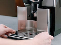 На дисплее эспрессо-кофемашины Philips Saeco отображается сообщение о необходимости очистки контейнера для кофейной гущи