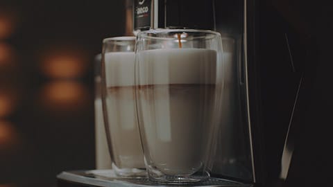 Готовьте 2 чашки кофейного напитка одновременно благодаря функции Latte Duo