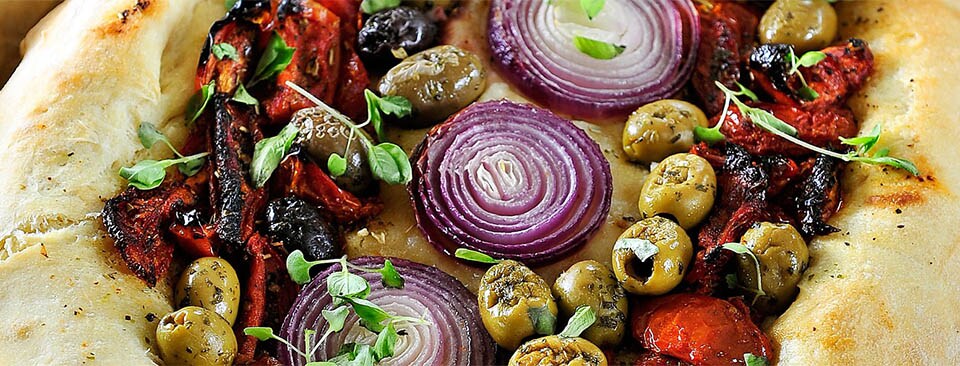 Хліб, начинений помідорами та оливками