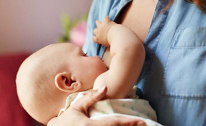 Получает ли малыш достаточное количество молока?