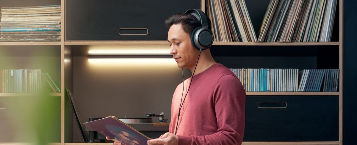 Мужчина слушает музыку в наушниках Philips X3