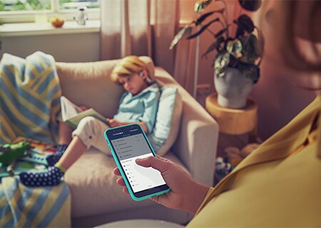 Батьки керують налаштуваннями дитячих навушників Philips через телефон