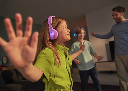 Діти слухають музику через навушники Philips