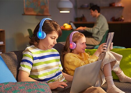 Діти користуються накладними навушниками Philips, які мають яскраві світлові панелі