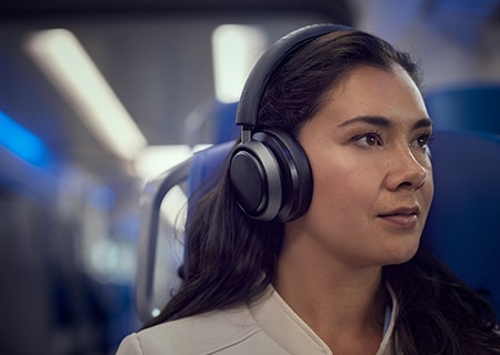 Жінка насолоджується Noise Canceling Pro+ із навушниками Philips L4
