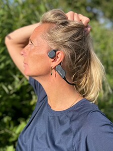 Жінка з Bluetooth-навушниками з кістковою провідністю Philips A6606
