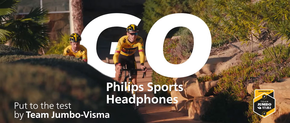 Два спортсмена из команды Jumbo-Visma занимаются велоспортом на улице