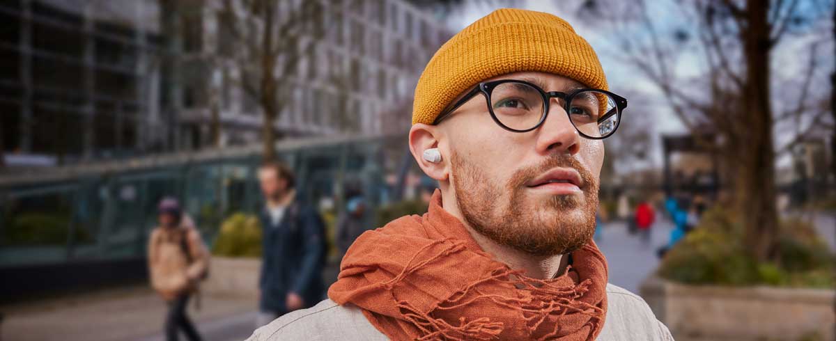 Фотографія крупним планом чоловіка в бездротових навушниках