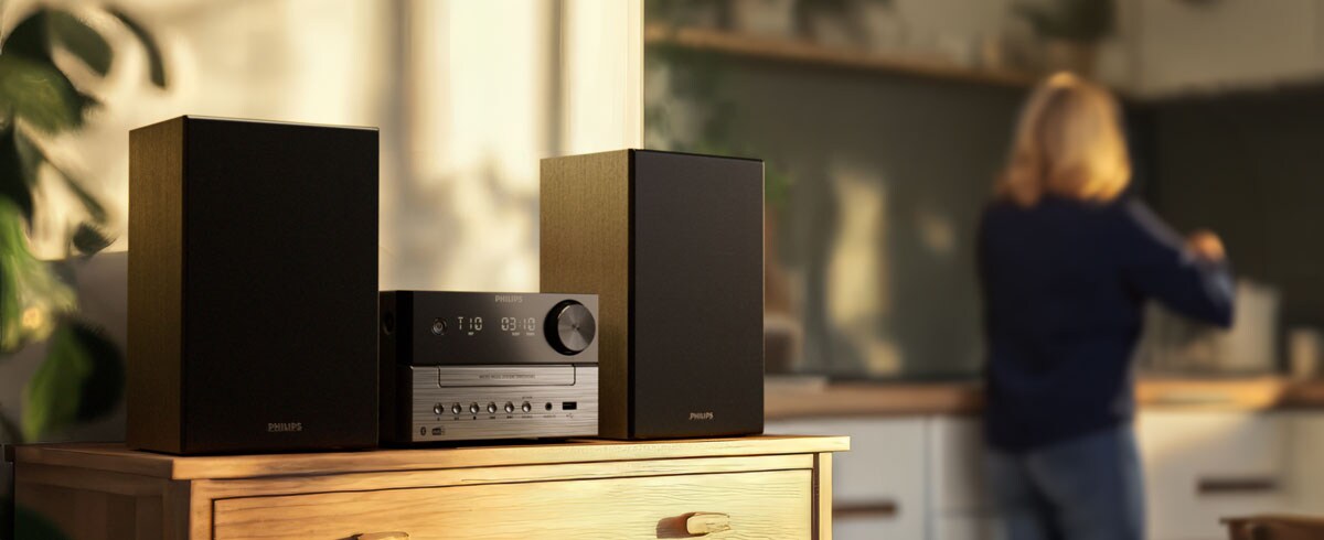 Жінки слухають музику на кухні за допомогою музичної системи Philips