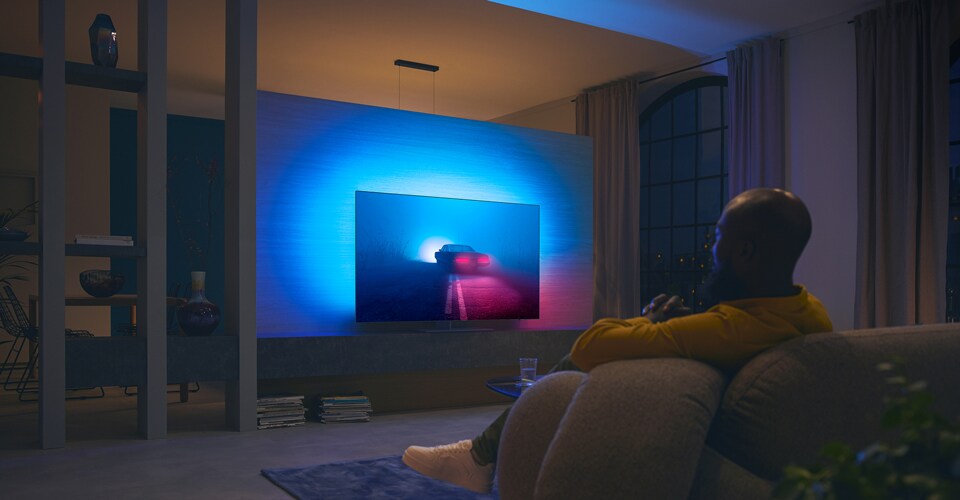 Пара дивиться фільм на телевізорі з Ambilight
