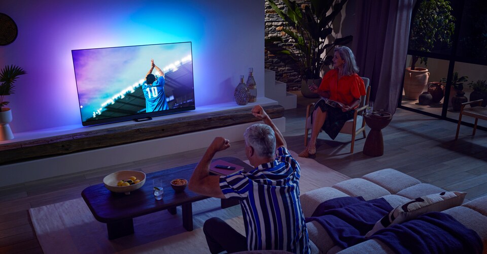 Сім'я дивиться матч на OLED-телевізорі