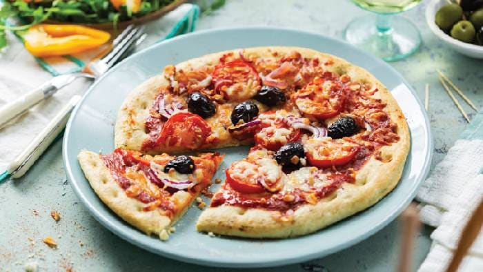 Піца із салямі й оливками