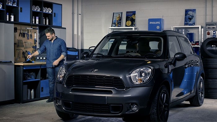 Як замінити лампи у фарах на Mini Cooper Countryman