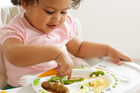 Введення твердої їжі в раціон дитини